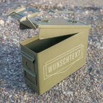 Neue US Munitionskiste / Ammo Box mit Text Gravur im Emblem, Größe 1 (Cal.30), Metall, Oliv oder Schwarz